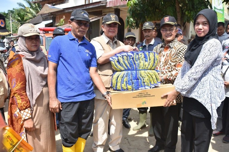 Wakil Gubernur Sumatera Barat, Nasrul Abit serahkan bantuan secara simbolis kepada Bupati Agam Indra Catri